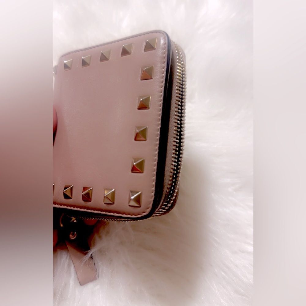 VALENTINO GARAVANI
Rockstud Accents Leather Compact Wallet 4.5” x 4” Approxi….. - Picture 10 of 14